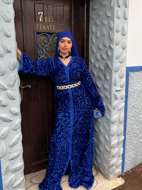 caftan marocain élégant bleu roi entièrement pailleté avec ceinture dorée