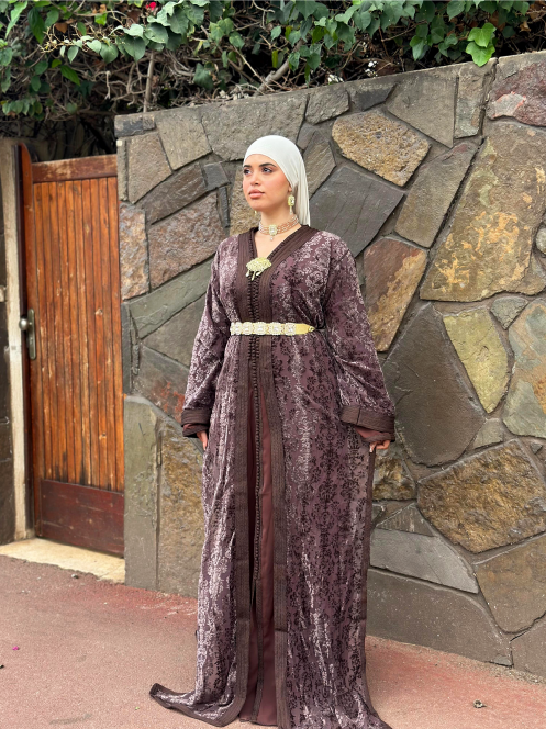 caftan bois de rose à motifs texturés avec ceinture dorée