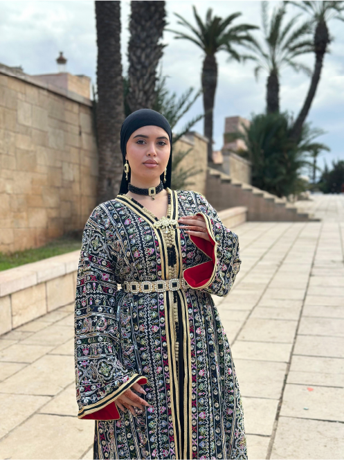 caftan marocain traditionnel noir brodé de motifs floraux multicolores avec ceinture dorée