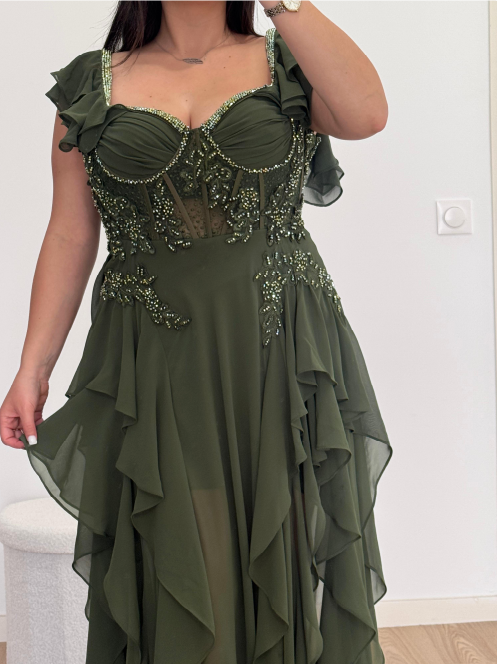 Robe de soirée vert kaki bustier perlée avec volants fluides.