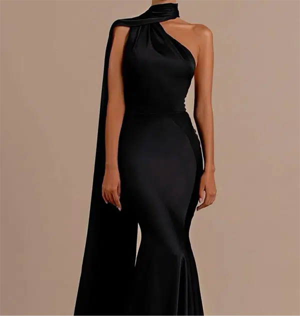 robe noire moderne et élégante