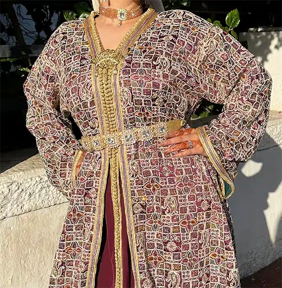 Caftan traditionnel rouge brun, orné de broderies dorées.