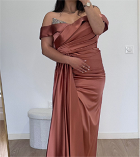 robe de soirée satinée de couleur terracotta avec épaules dénudés