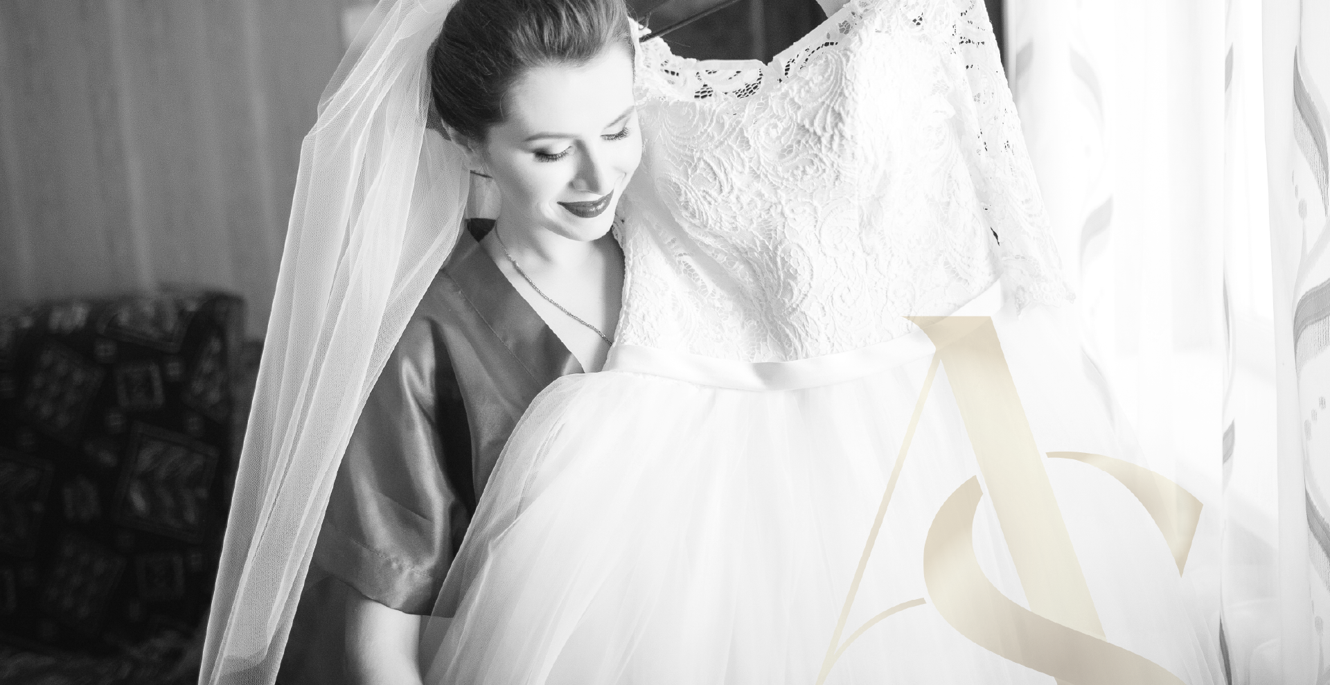 Jeune femme choisissant une robe pour une soirée élégante